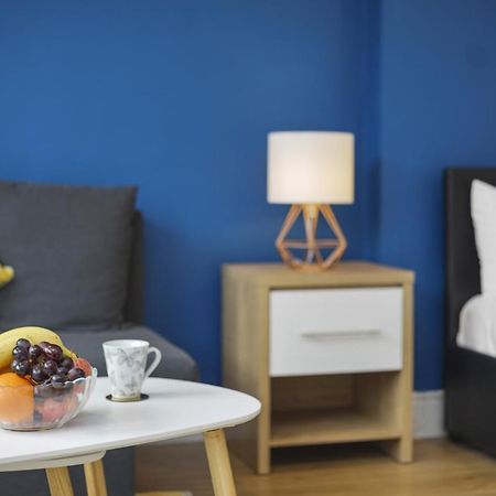 Studio Apartment By Homely Stays Лондон Екстериор снимка