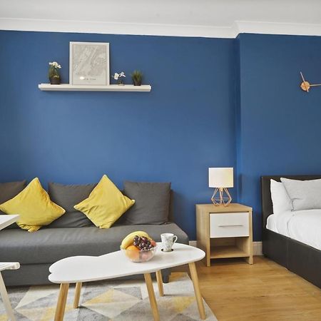Studio Apartment By Homely Stays Лондон Екстериор снимка