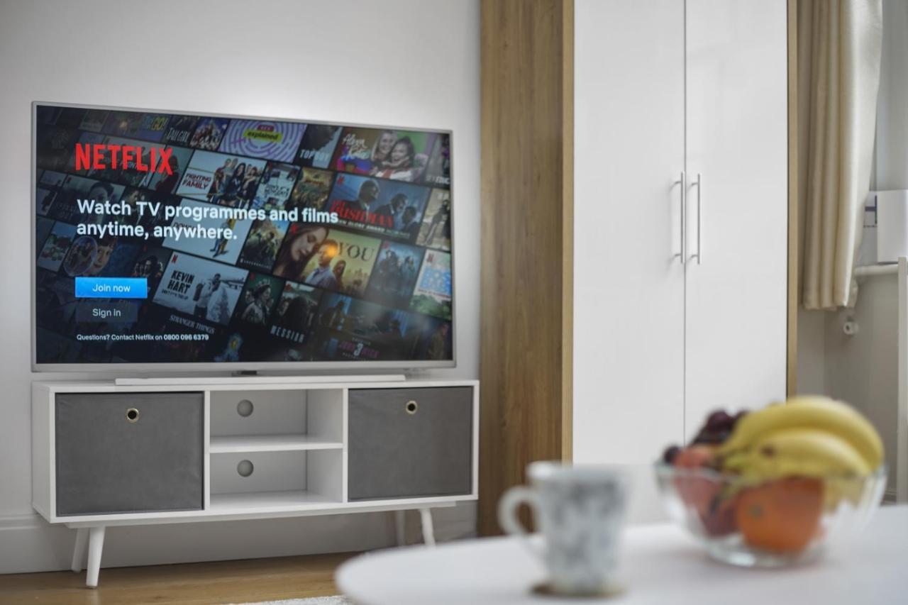 Studio Apartment By Homely Stays Лондон Екстериор снимка